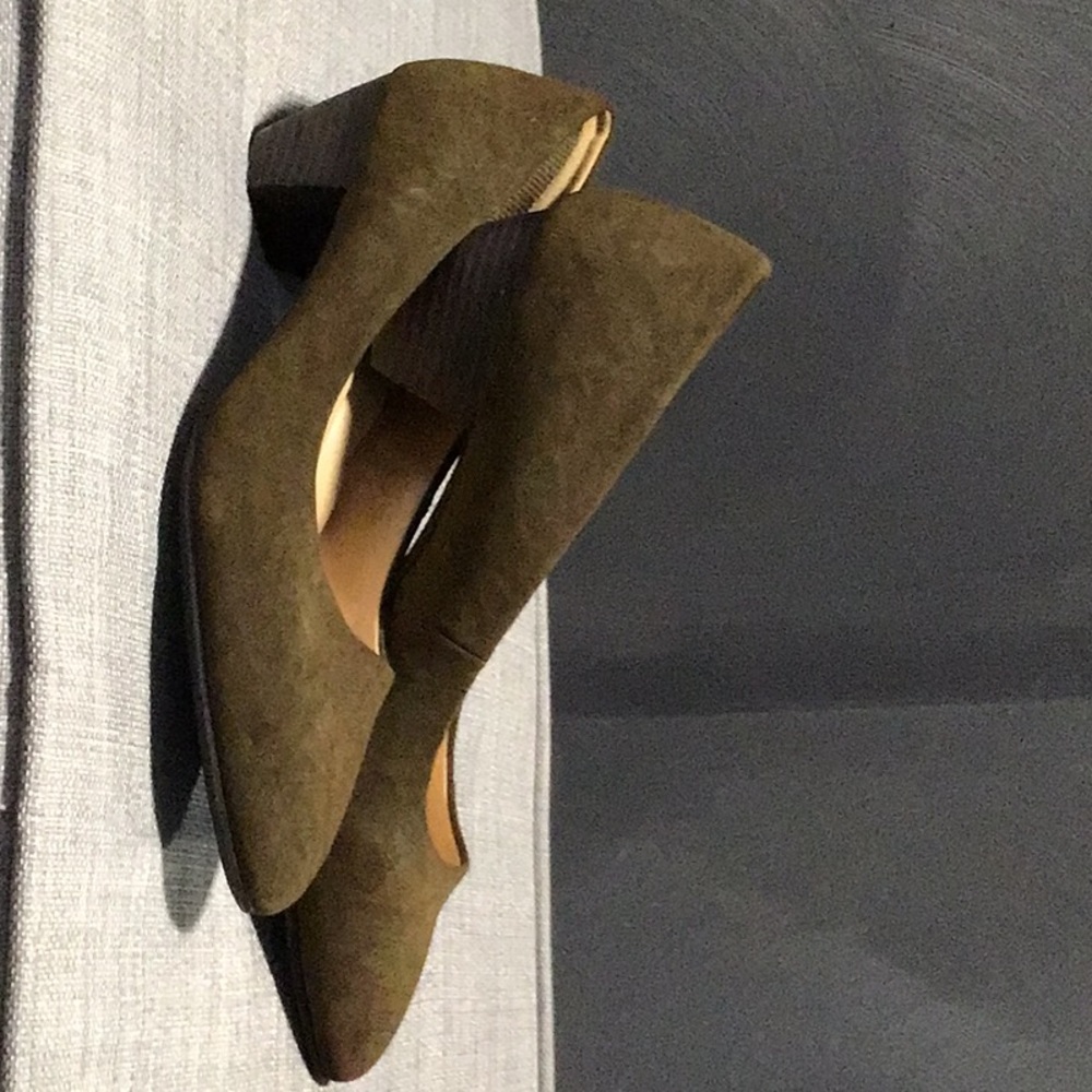 Brown suede CL Laundry pumps